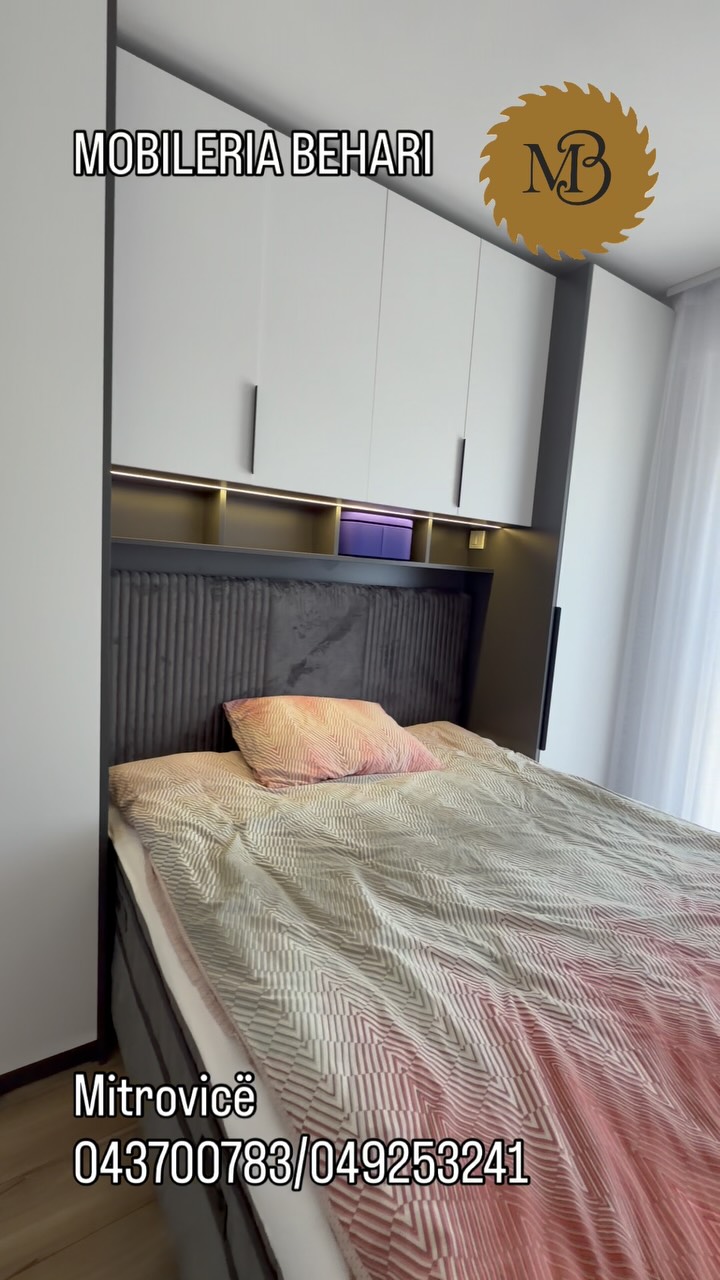Dhomë gjumi gri me dollap mbi shtrat – MOBILERIA BEHARI