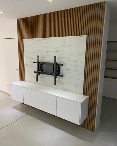Njësi TV e bardhë me panel mermeri dhe druri