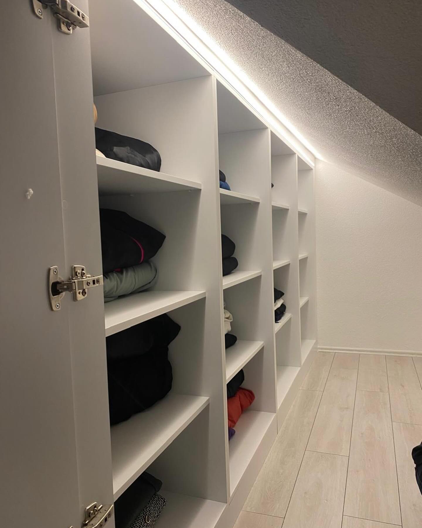 Dollap me porosi nën pjerrësi me rafte – Mobileria Prime (2)