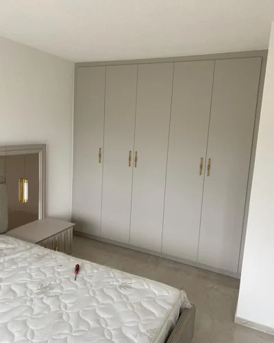 Dollap i bardhë në mur për dhomë gjumi