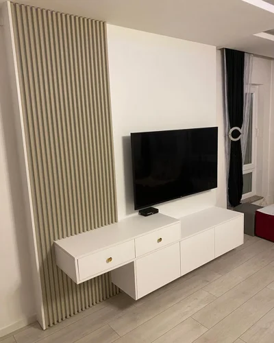 Komodinë TV e bardhë e varur me lamela