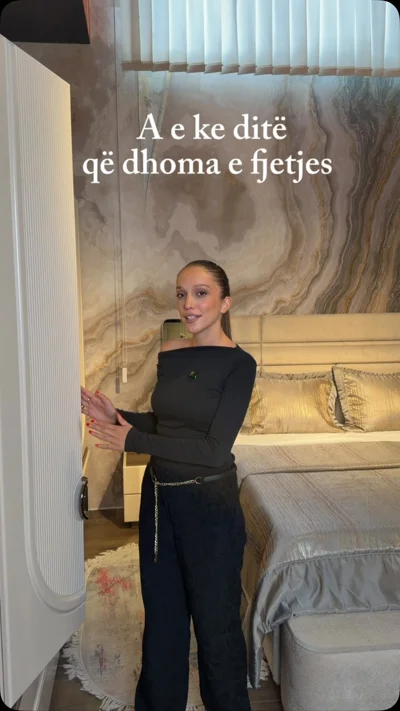 Dhomë gjumi me dollap të bardhë dhe shtrat