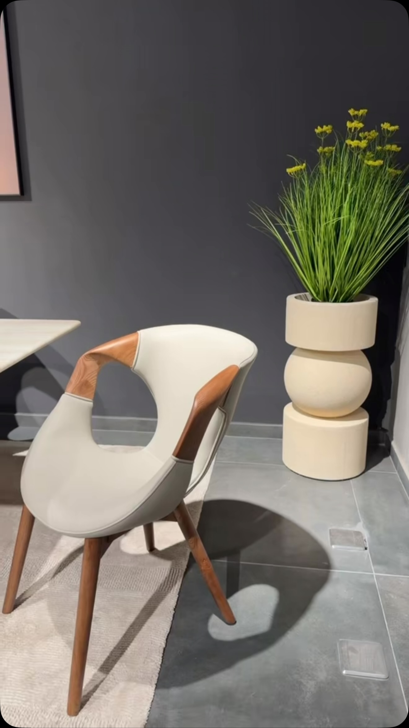 Tryezari mermeri 220 cm me 6 karrige lëkure – Mobileria Wolker