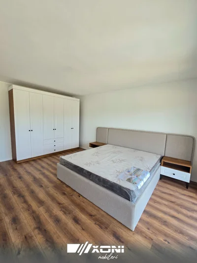 Dhomë gjumi klasike e bardhë me dollap