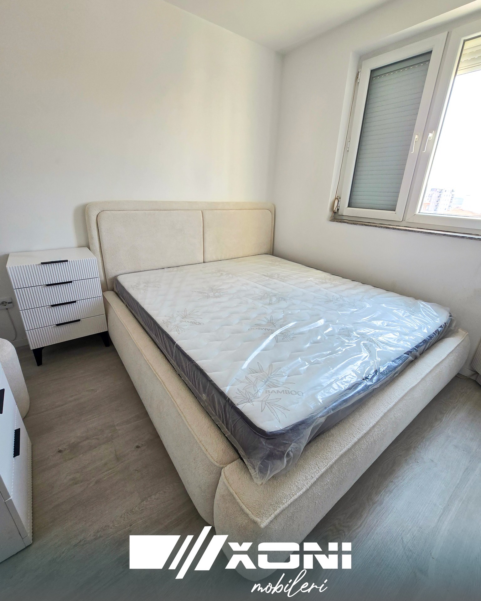 Dhomë gjumi me shtrat bezhë të tapicuar – Mobileria Xoni