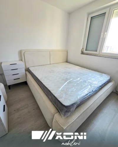Dhomë gjumi me shtrat bezhë të tapicuar