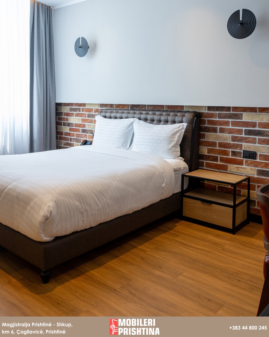 Garderobë e hapur metalike me dru për hotel – Mobileri Prishtina (2)
