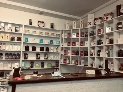 Aksesorë dhe telefona në rafte dyqani