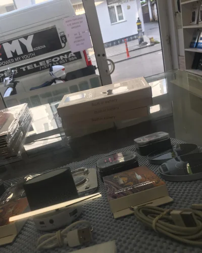 Aksesorë telefoni në vitrinë dyqani