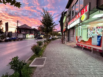 Dyqan telefonash celularë në rrugë kryesore