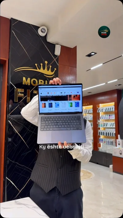 Laptop në dyqan celularësh