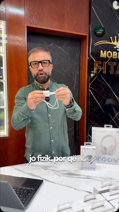 Aksesorë telefoni në dyqan celularësh