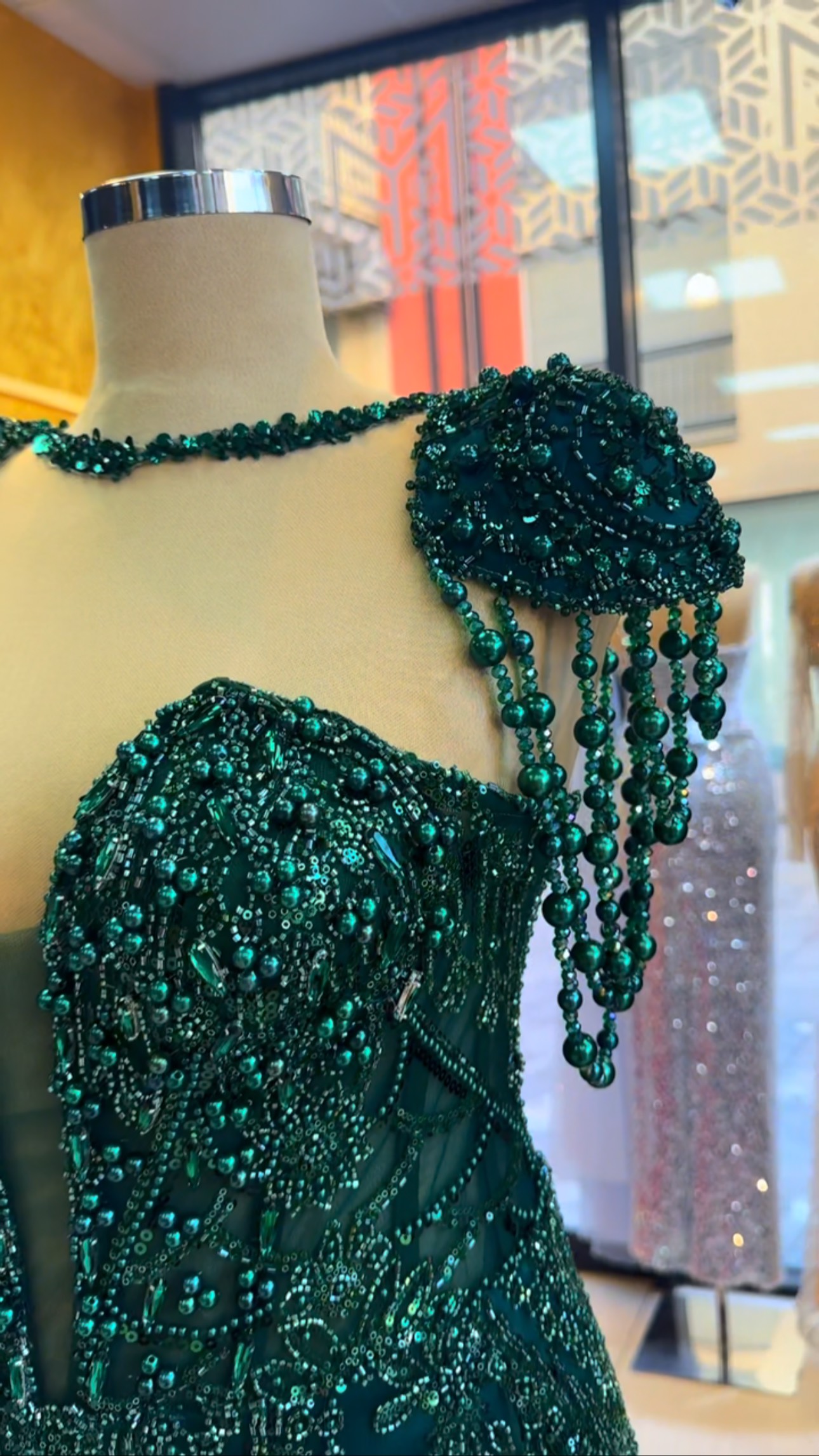 Fustan jeshil i errët me gurë dhe xhufka – Modesa Fashion
