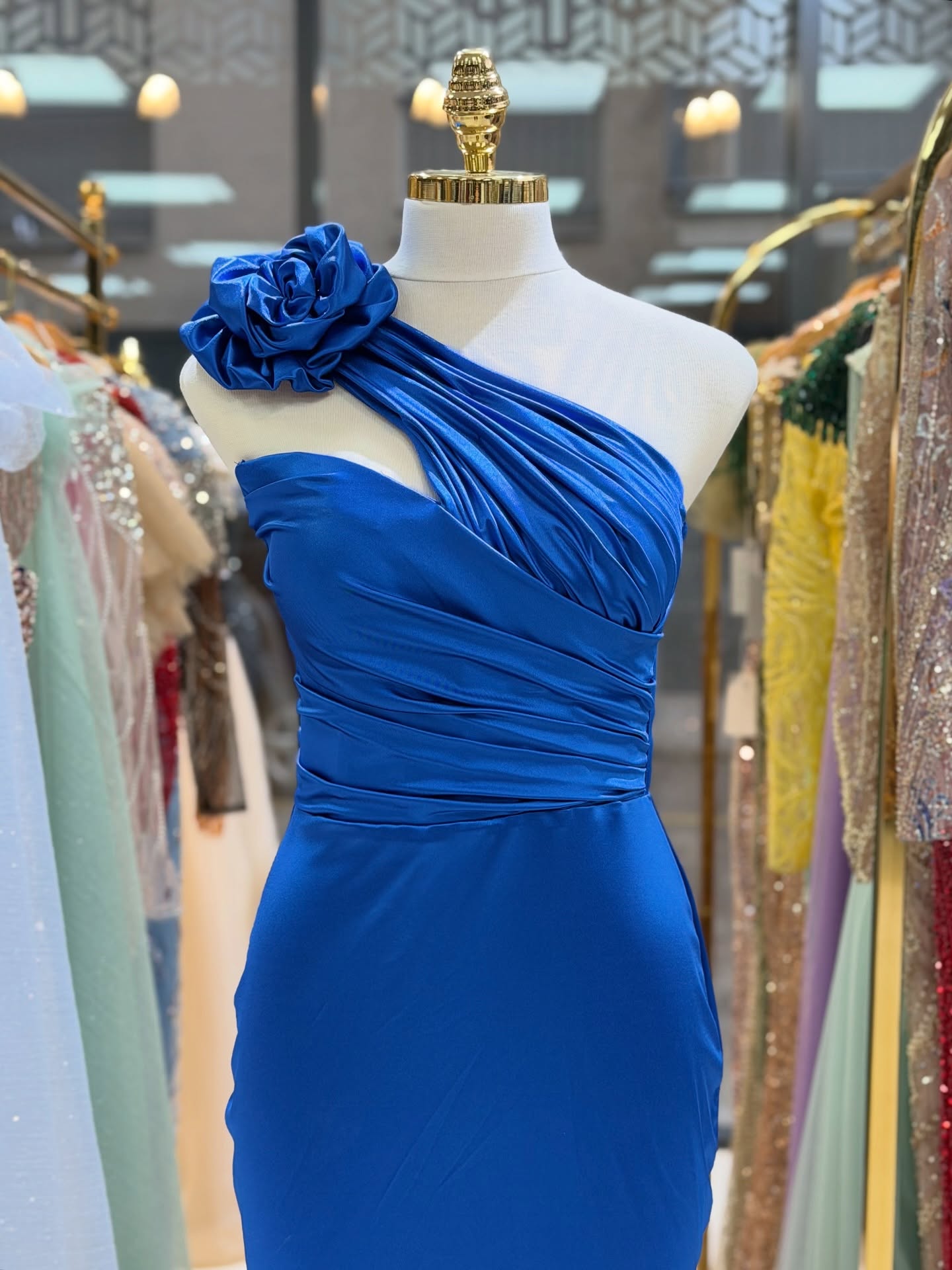 Fustan blu me një sup dhe lule – Modesa Fashion
