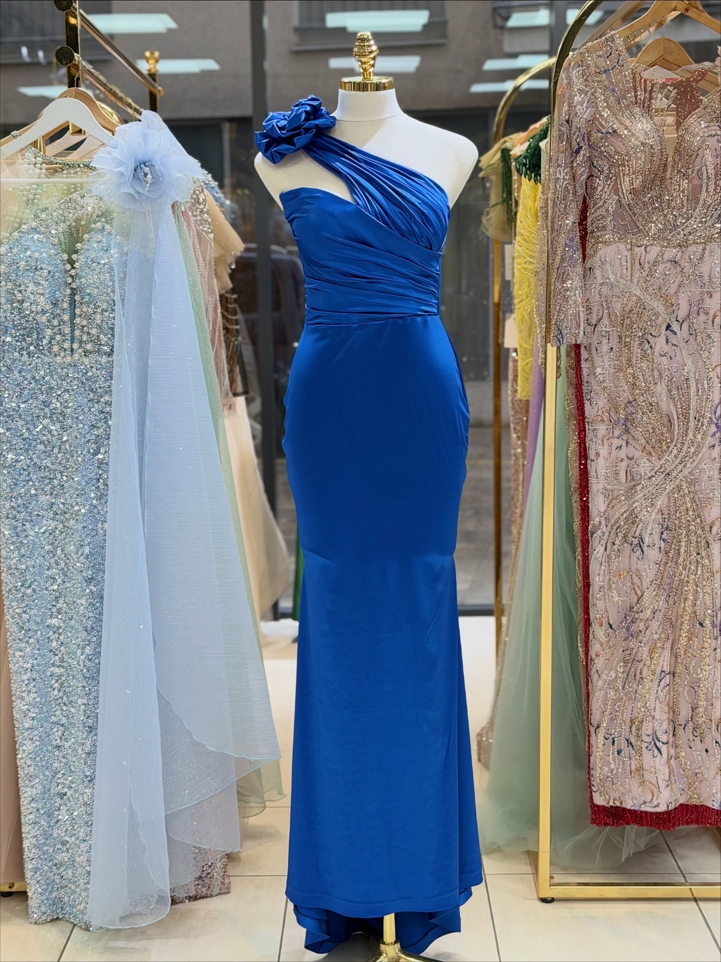 Fustan blu me një sup dhe lule – Modesa Fashion (2)