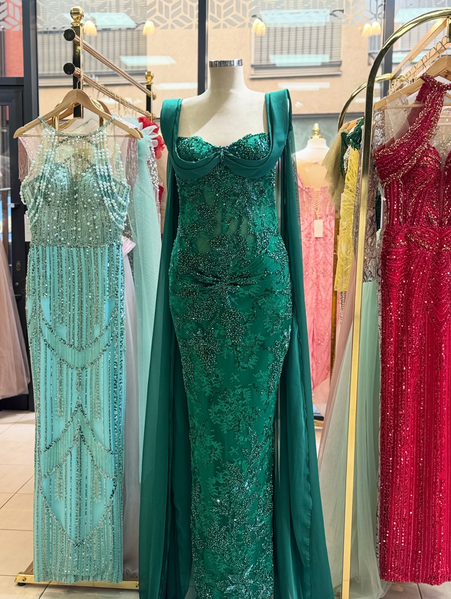 Fustan jeshil me gurë dhe pelerinë – Modesa Fashion (2)