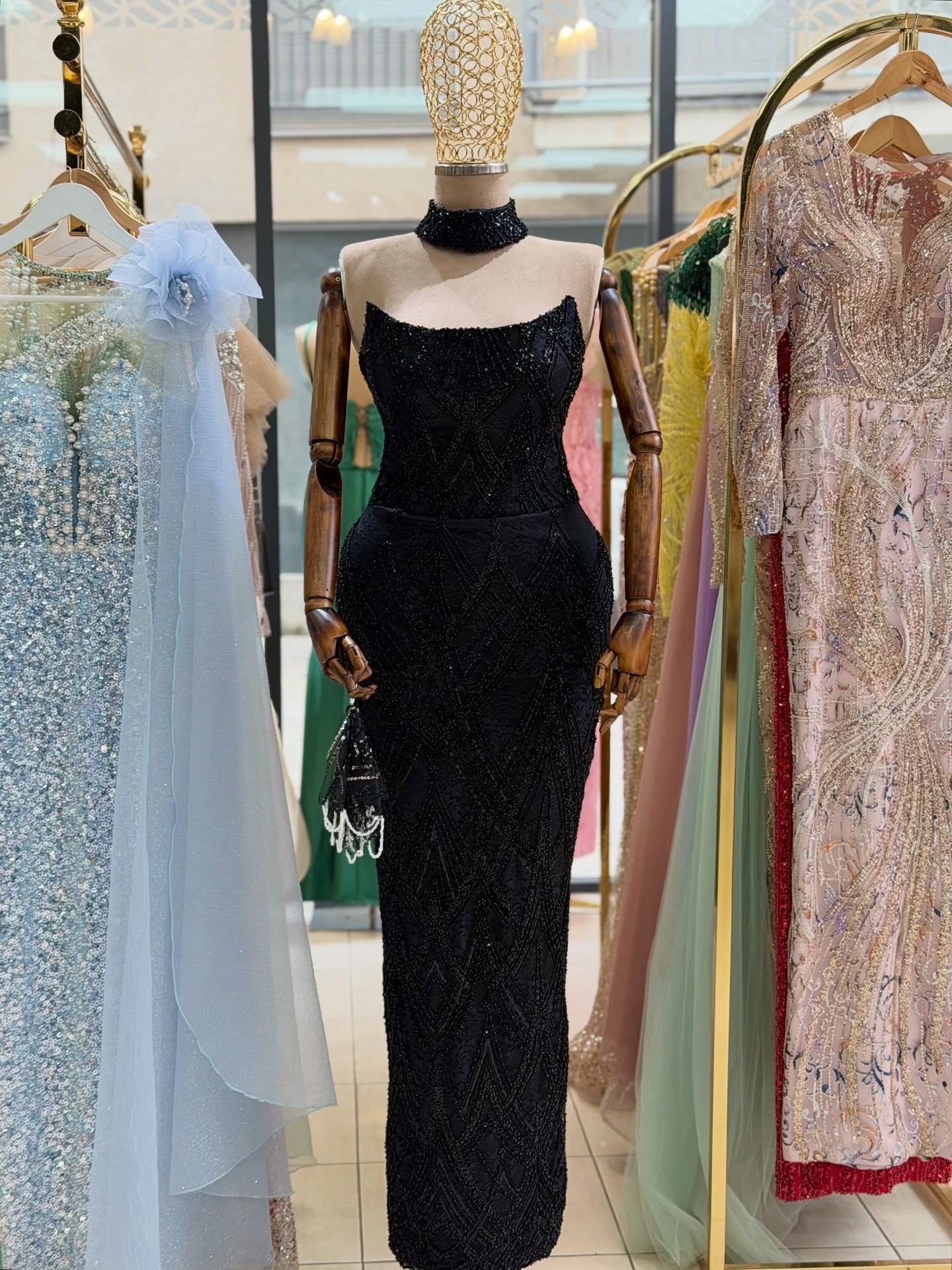 Fustan i zi me gurë dhe çoker – Modesa Fashion (2)