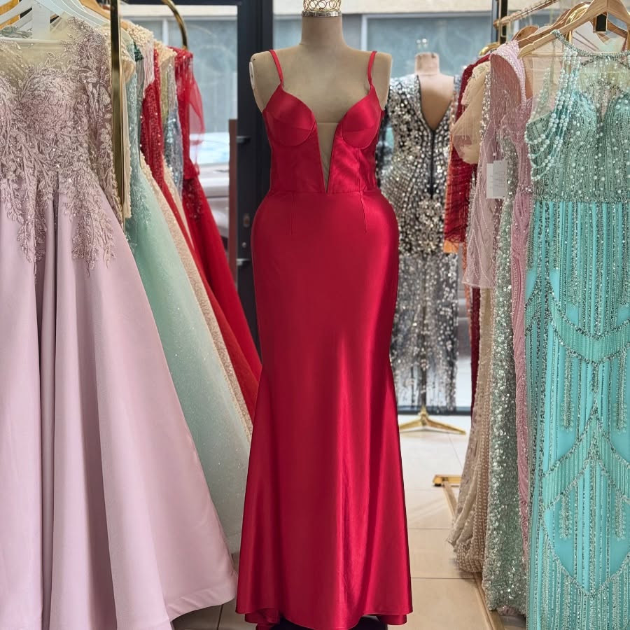 Fustan i kuq satin me dekolte të thellë – Modesa Fashion