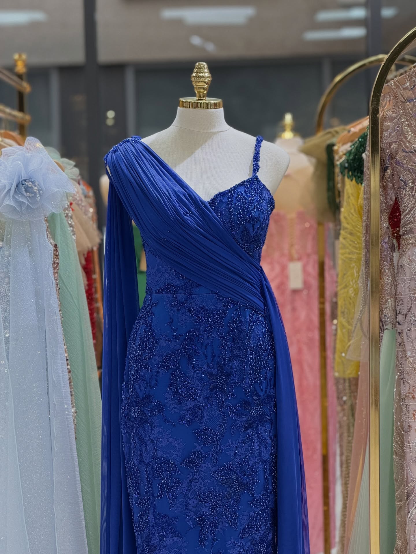 Fustan blu mbretëror dantelle me drapim – Modesa Fashion