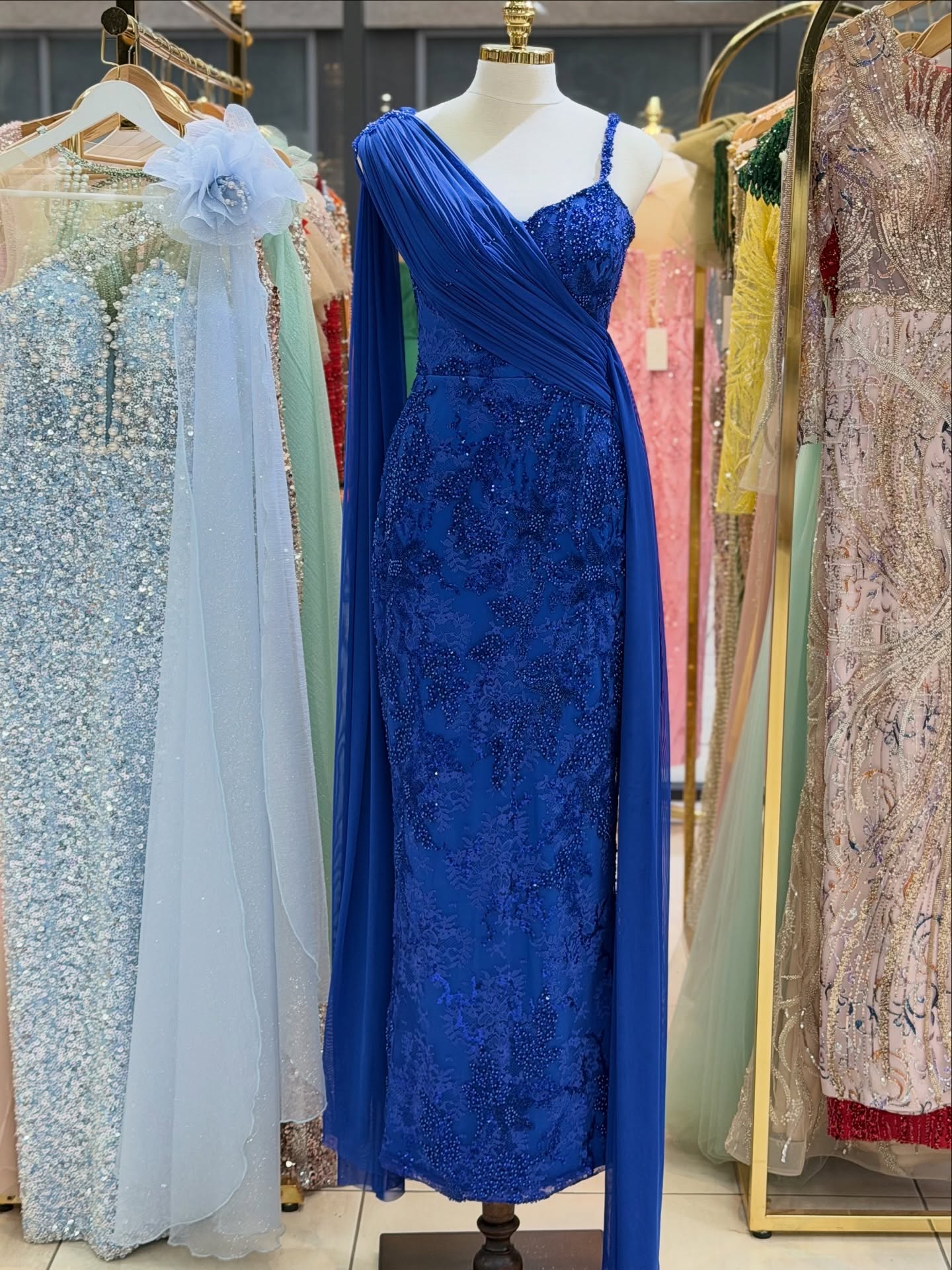 Fustan blu mbretëror dantelle me drapim – Modesa Fashion (2)