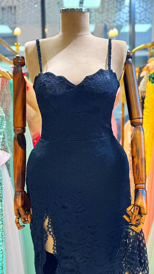 Fustan blu i errët dantelle me çarje – Modesa Fashion