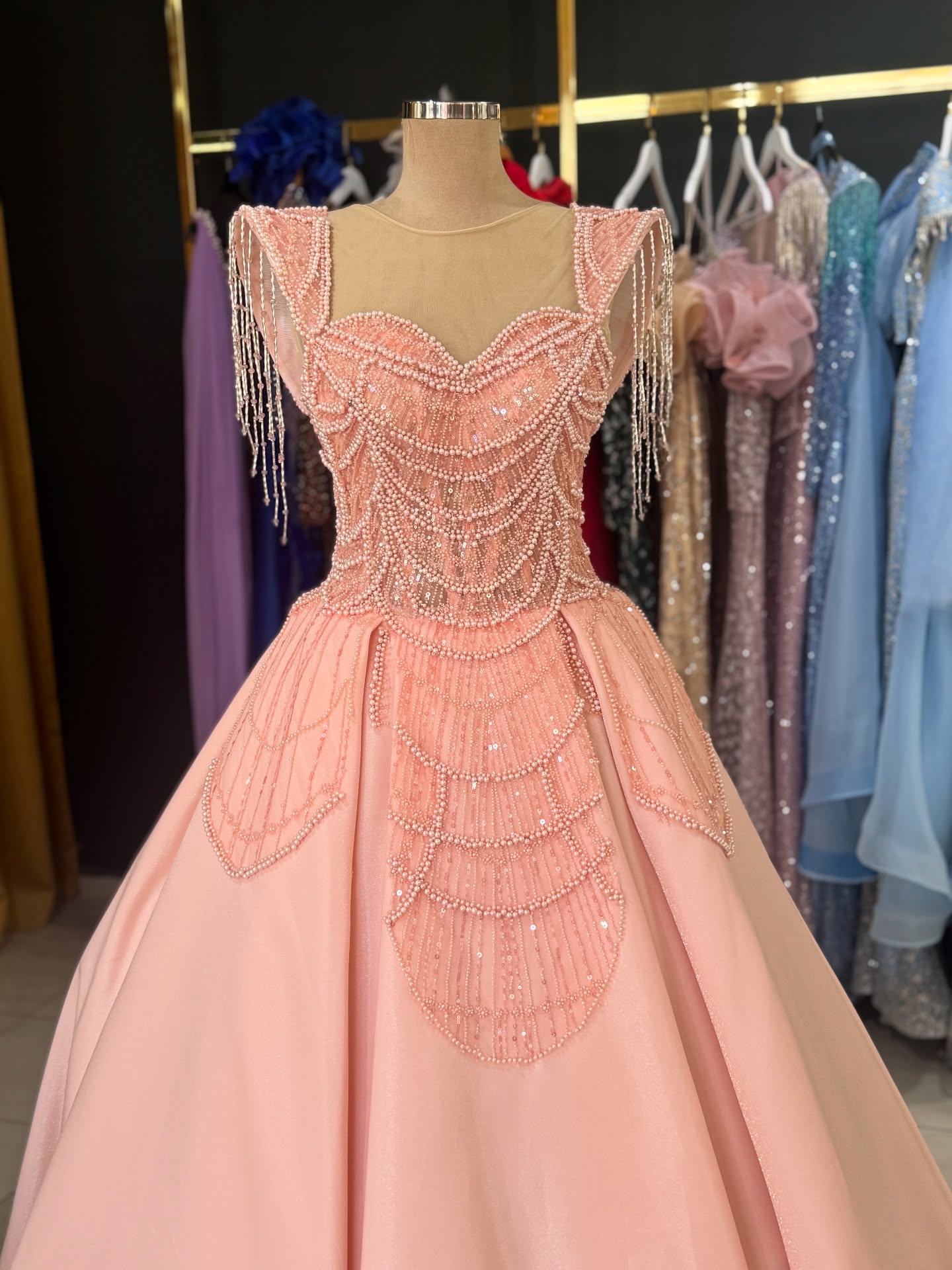 Fustan rozë princeshë me gurë dhe xhufka – Modesa Fashion