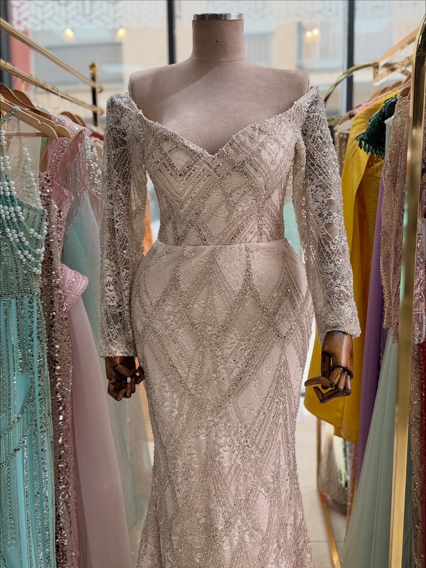 Fustan bezh me gurë dhe mëngë të gjata – Modesa Fashion