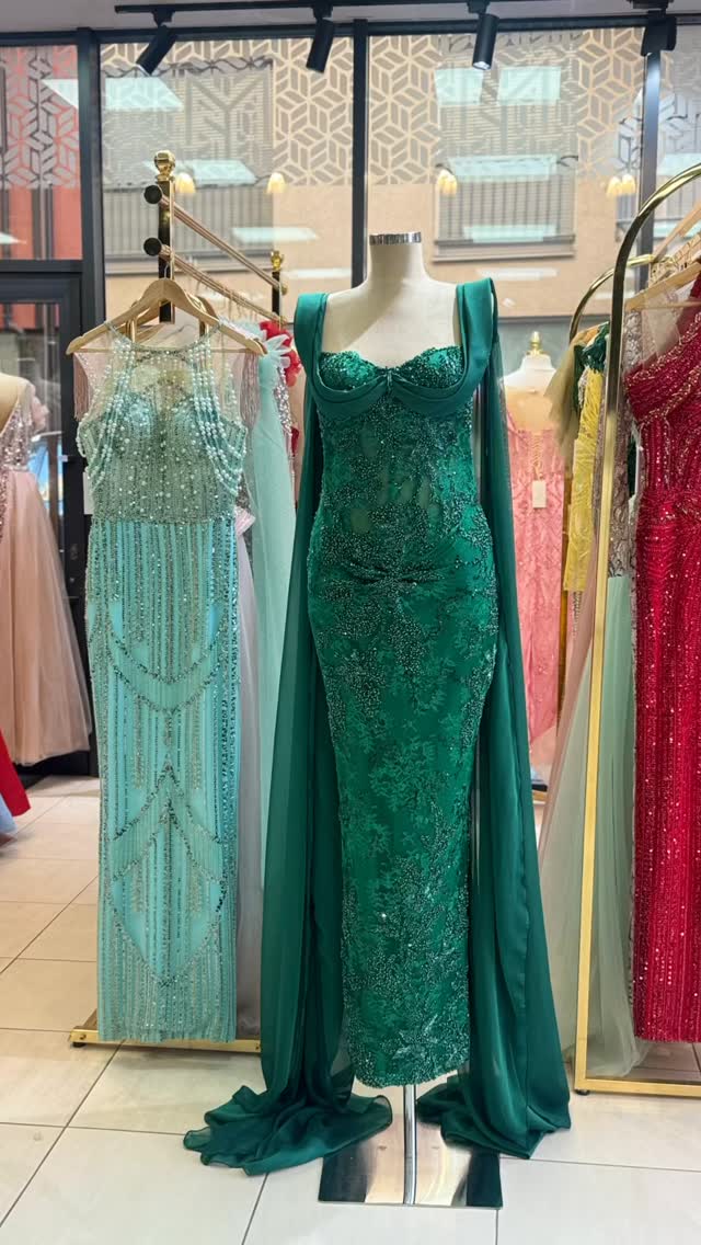 Fustan i gjatë jeshil me gurë dhe pelerinë – Modesa Fashion