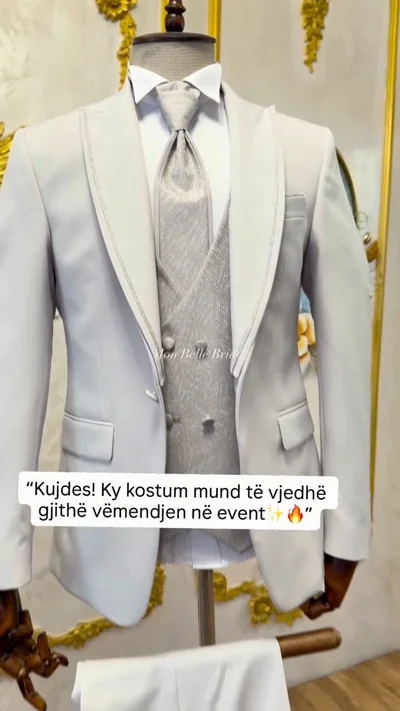 Kostum burrash argjendi me jelek dhe kravatë