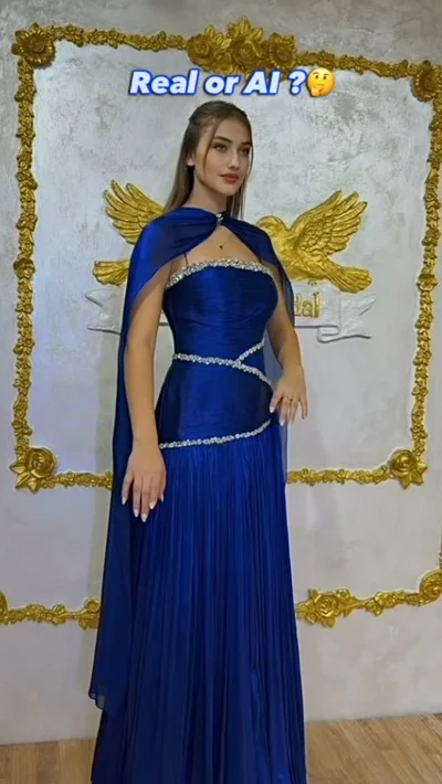 Fustan mbrëmjeje blu mbretërore me pelerinë
