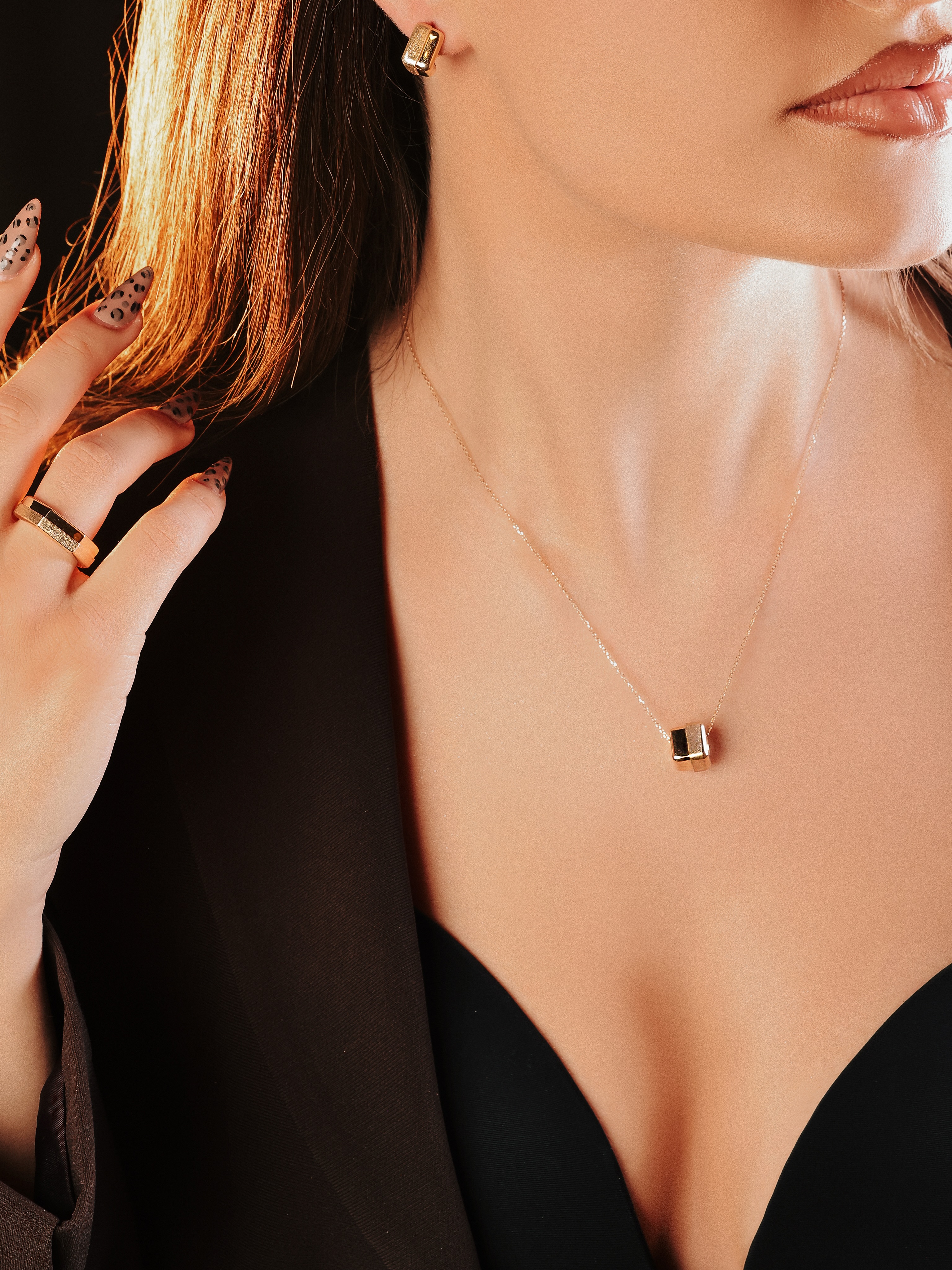 Varëse e hollë me gur të zi – Artaria MORGANITE