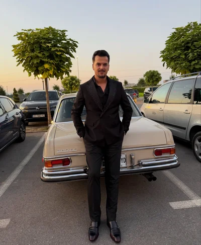 Kostum i zi me xhaketë me dy rreshta kopsash