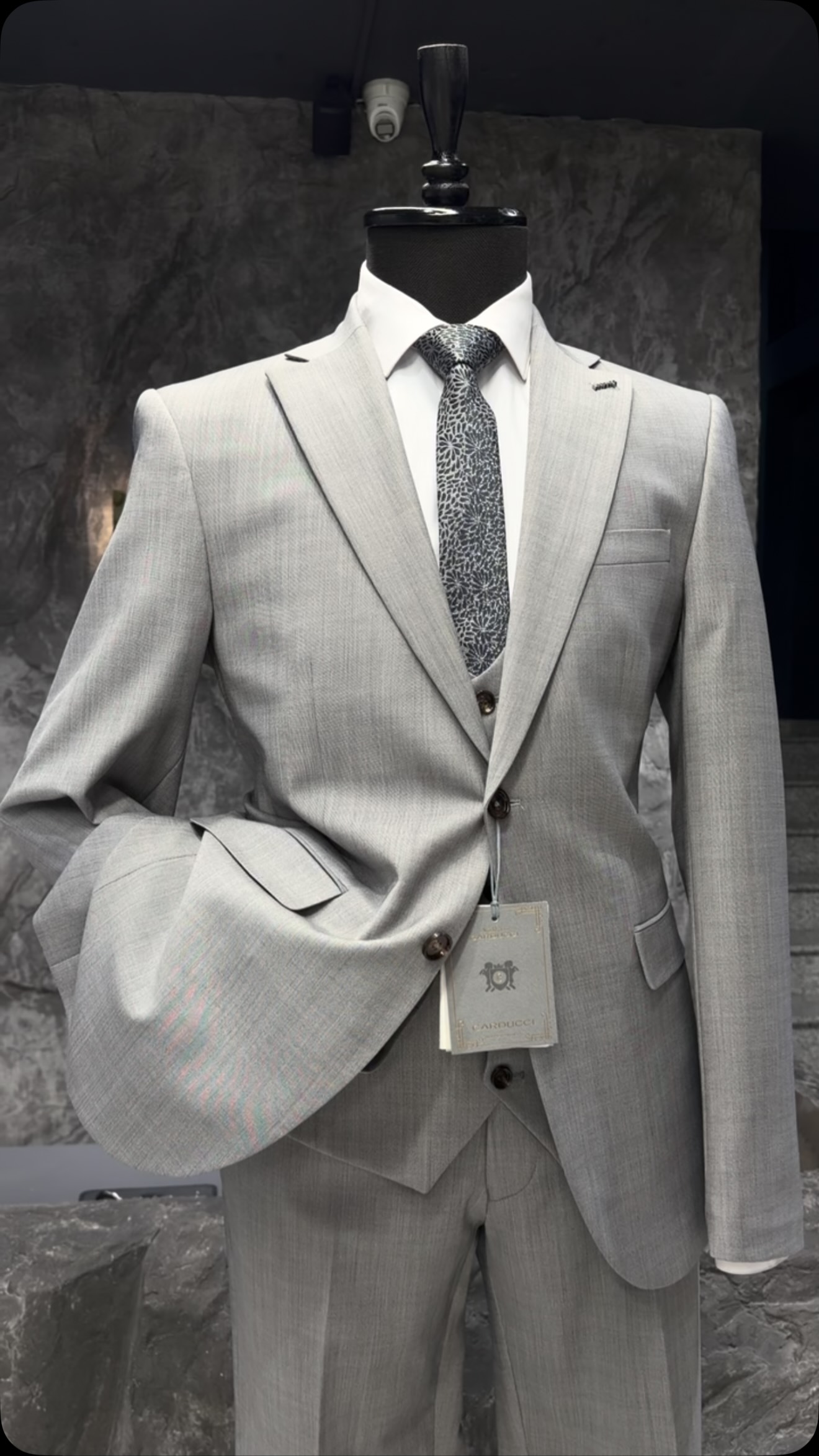 Kostum gri i çelët me kravatë – My Suits
