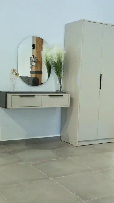 Dhomë gjumi komplet me dollap të bardhë dhe pasqyrë