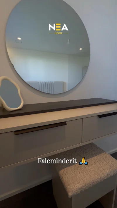 Tualet me pasqyrë të rrumbullakët dhe stol
