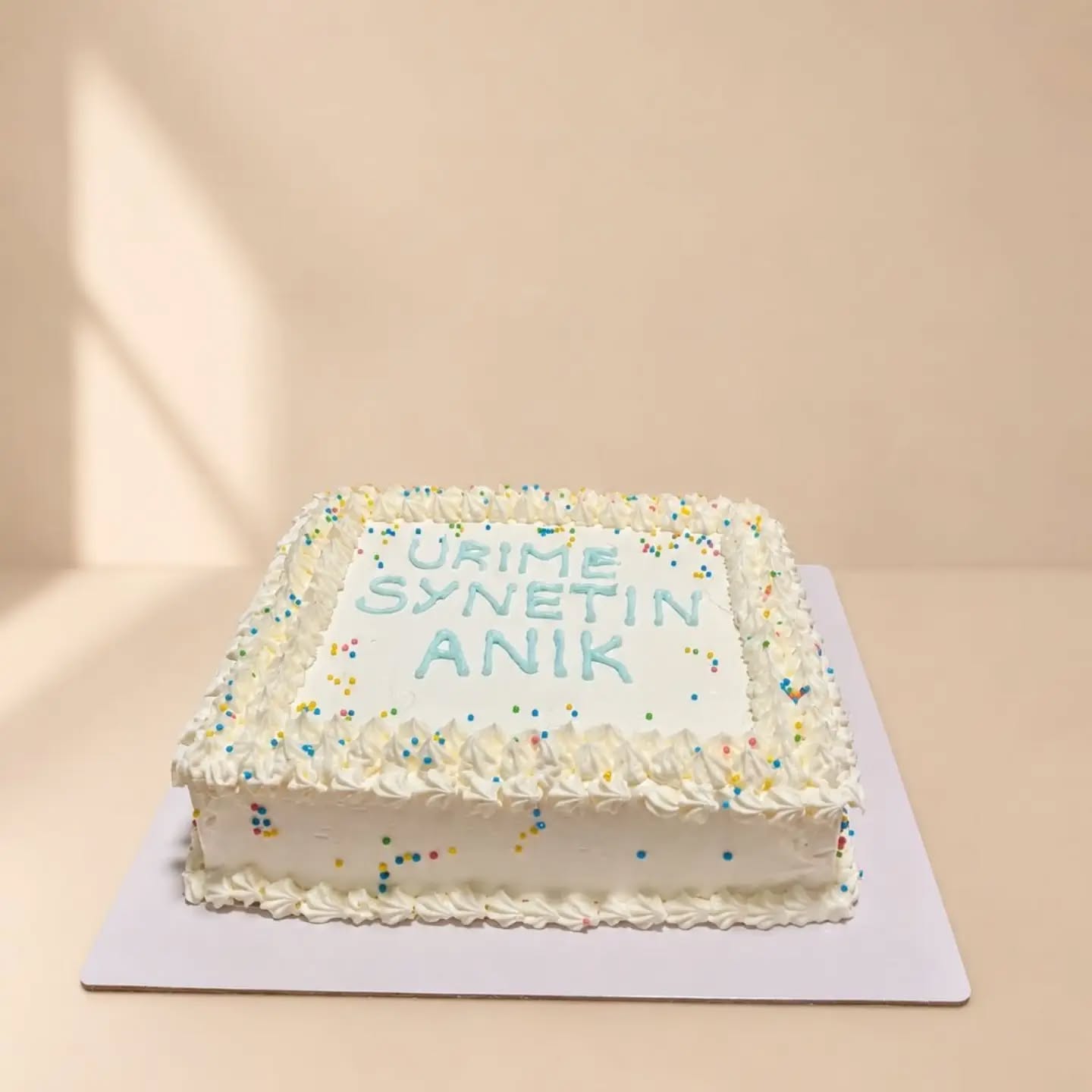 Tortë drejtkëndëshe e bardhë për synet – Nesi's Cake House