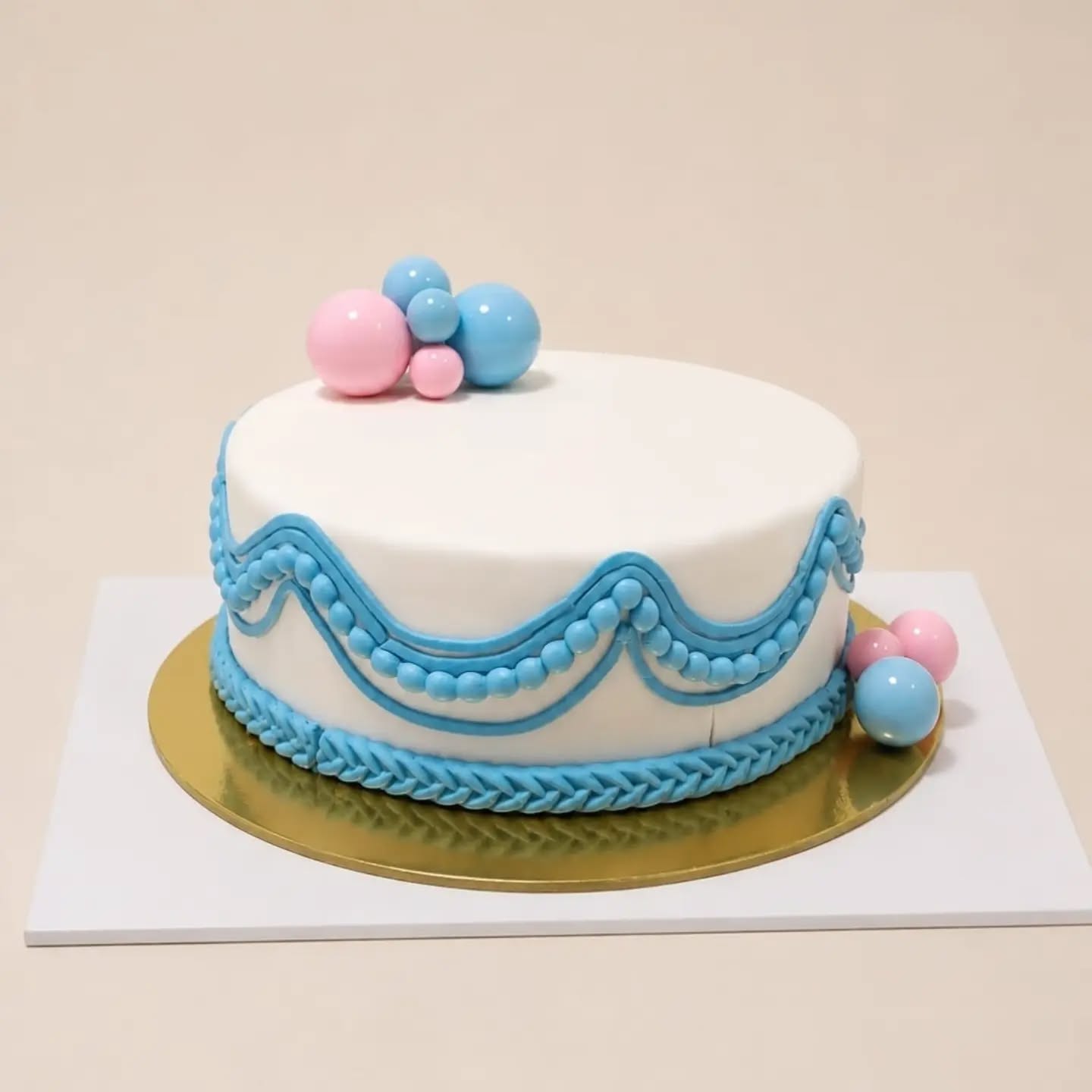 Tortë e bardhë me zbukurime të kaltra – Nesi's Cake House
