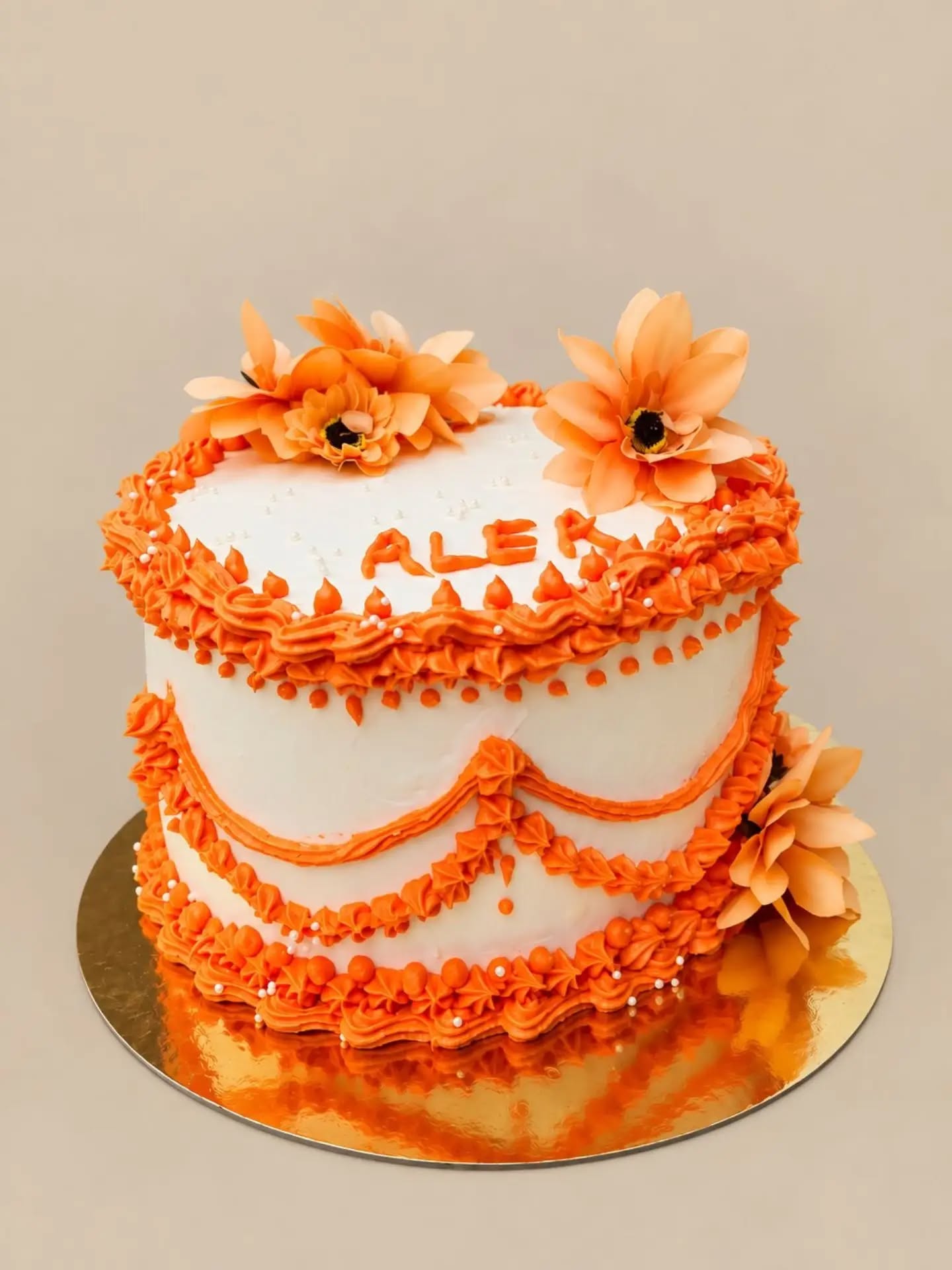 Tortë zemër e bardhë me zbukurime portokalli – Nesi's Cake House