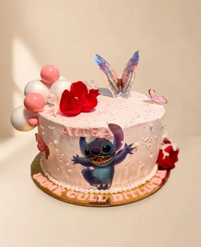 Tortë rozë ditëlindjeje me Stitch dhe flutur