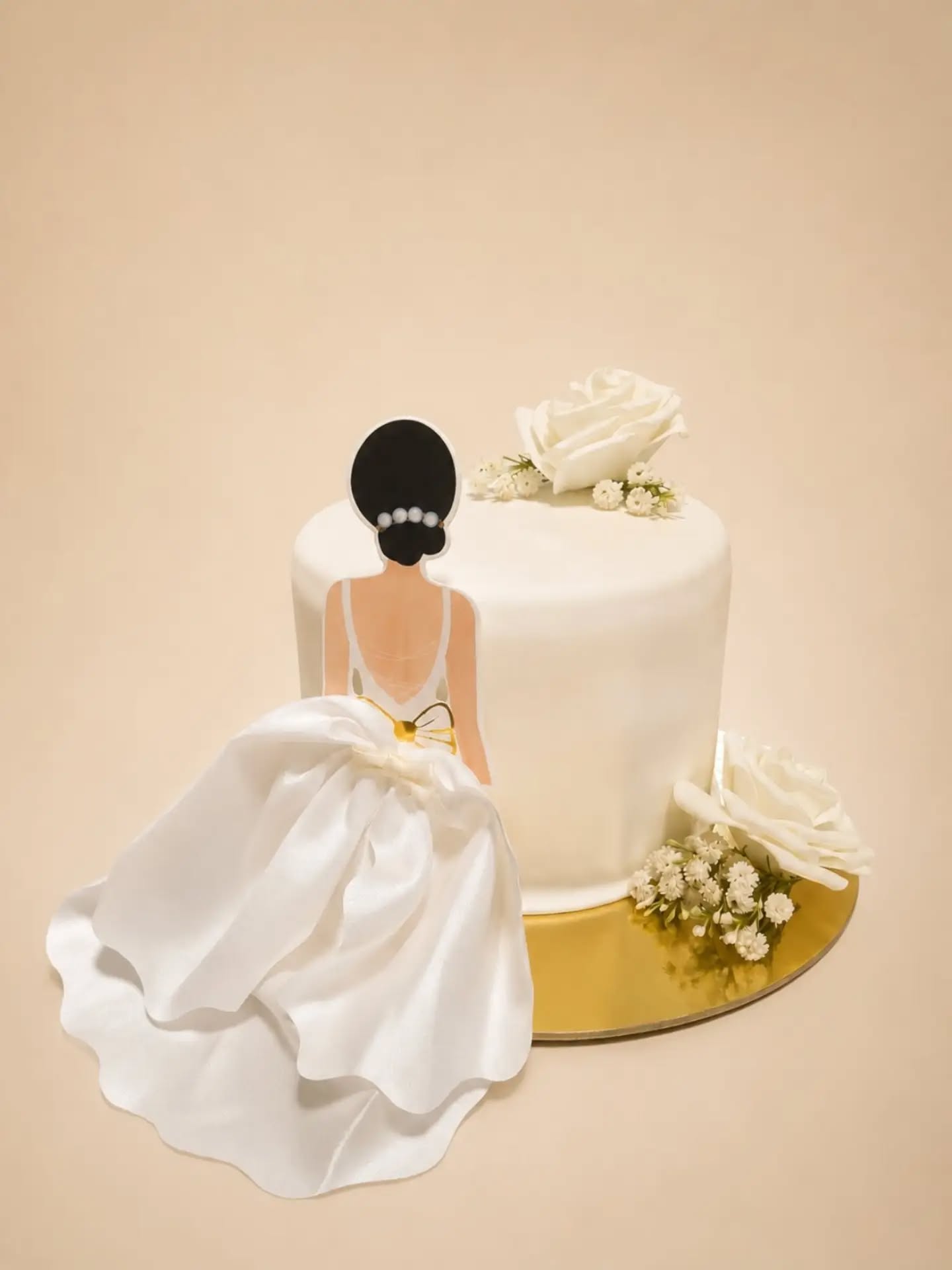 Tortë e bardhë me figurë nuseje – Nesi's Cake House