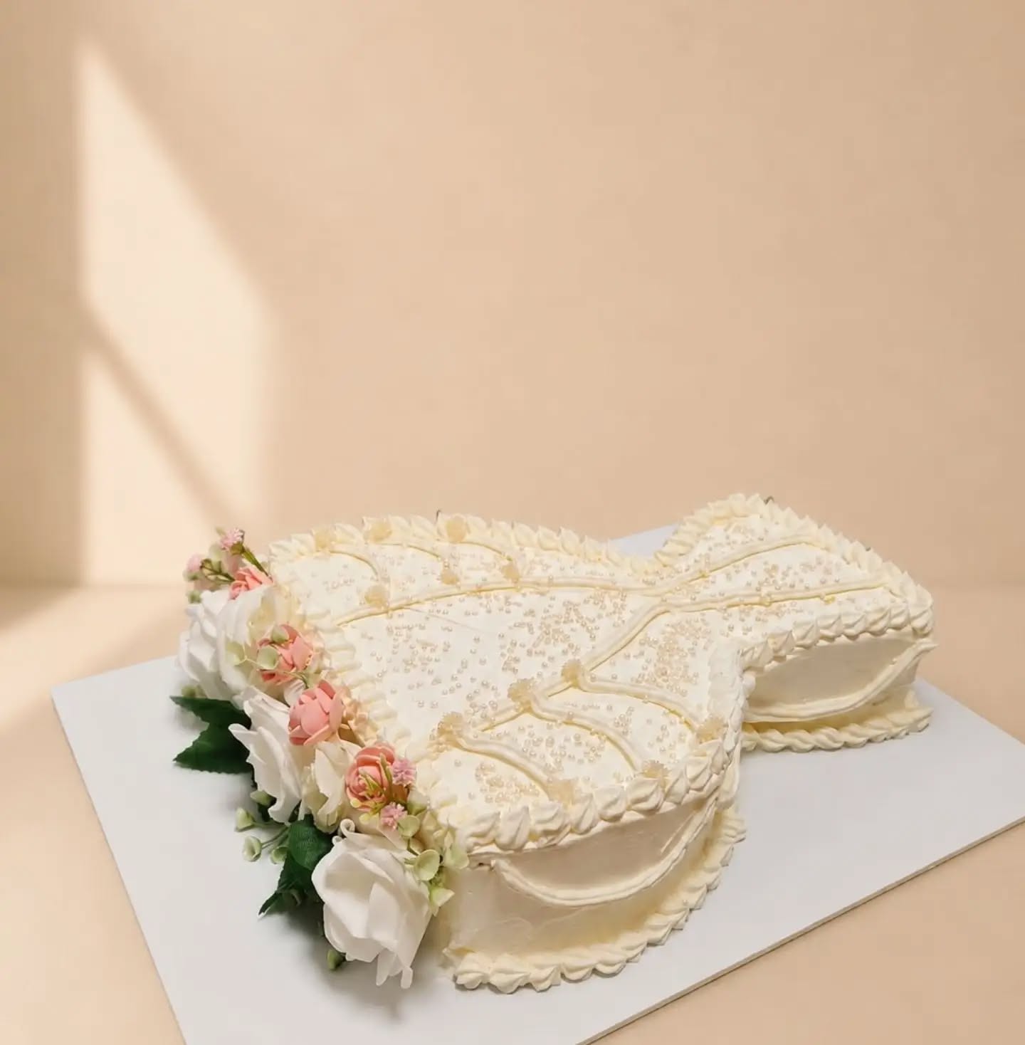 Tortë në formë fustani me lule – Nesi's Cake House