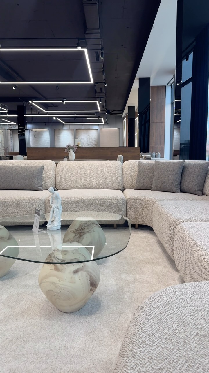 Kënd i ndenjes krem me tavolinë xhami – NOTA HOME Mobileria