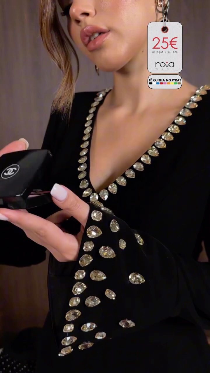 Fustan i zi me dekolte V dhe gurë – NOVA WEAR