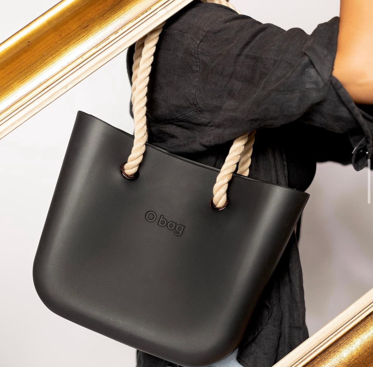Çantë O bag e zezë me doreza litari – O bag Kosovo