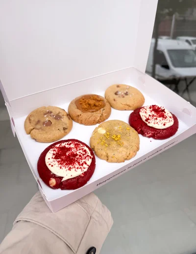 Kuti me 6 cookies në 4 shije