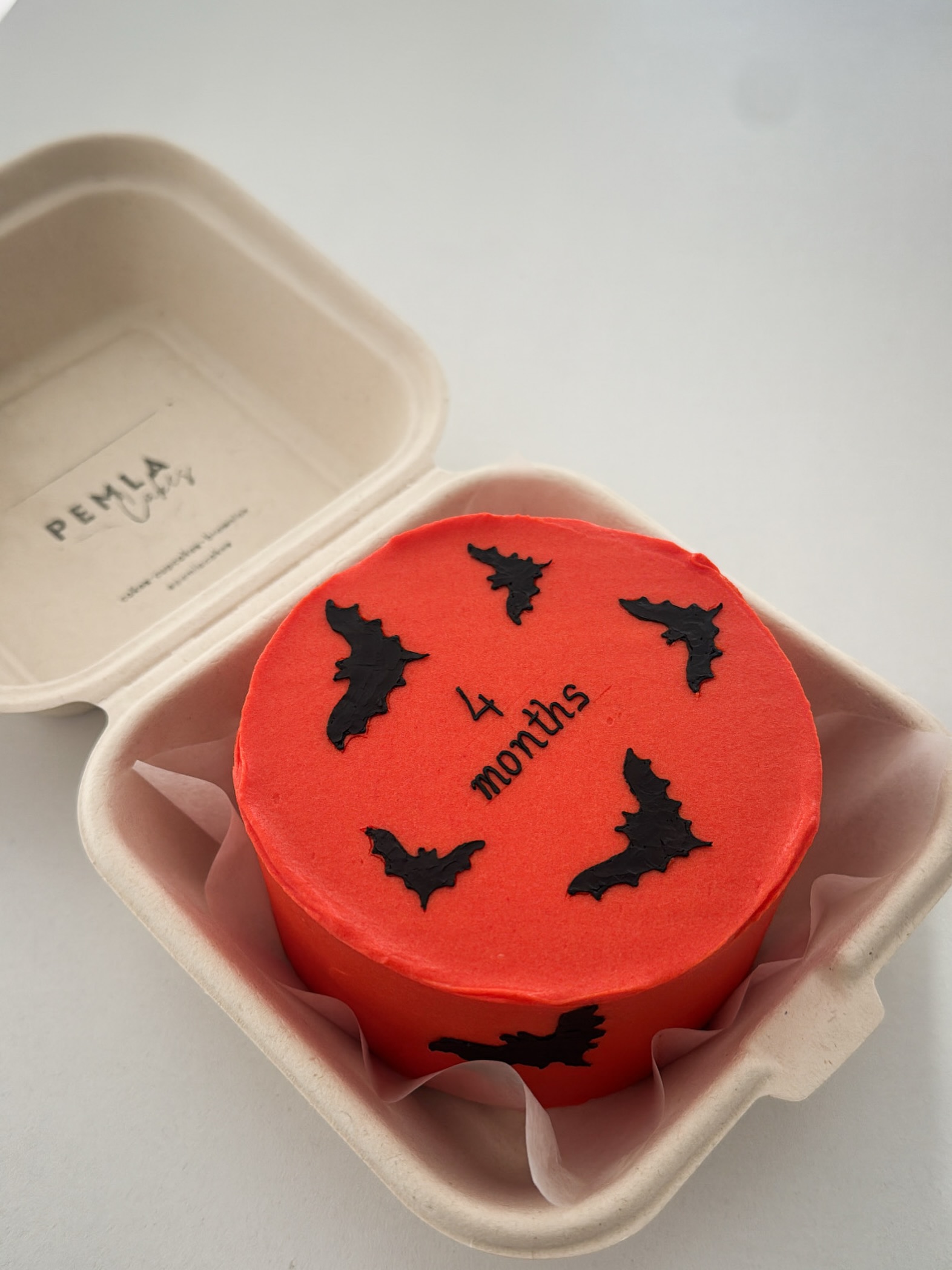 Bento tortë e kuqe me lakuriqë për Halloween – Pemla Cakes | Cookies | Cupcakes