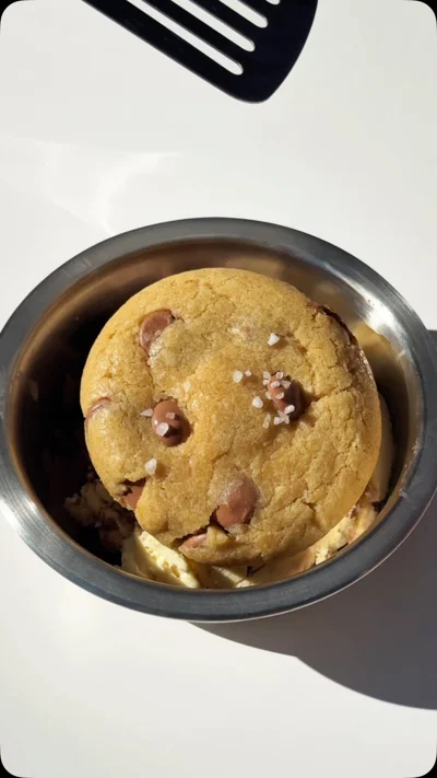Cookie e madhe me çokollatë në tavë