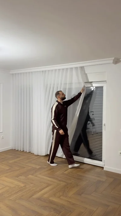 Perde të bardha me matje dhe montim