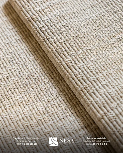 Tepih bezhë minimalist me thurje të dendur