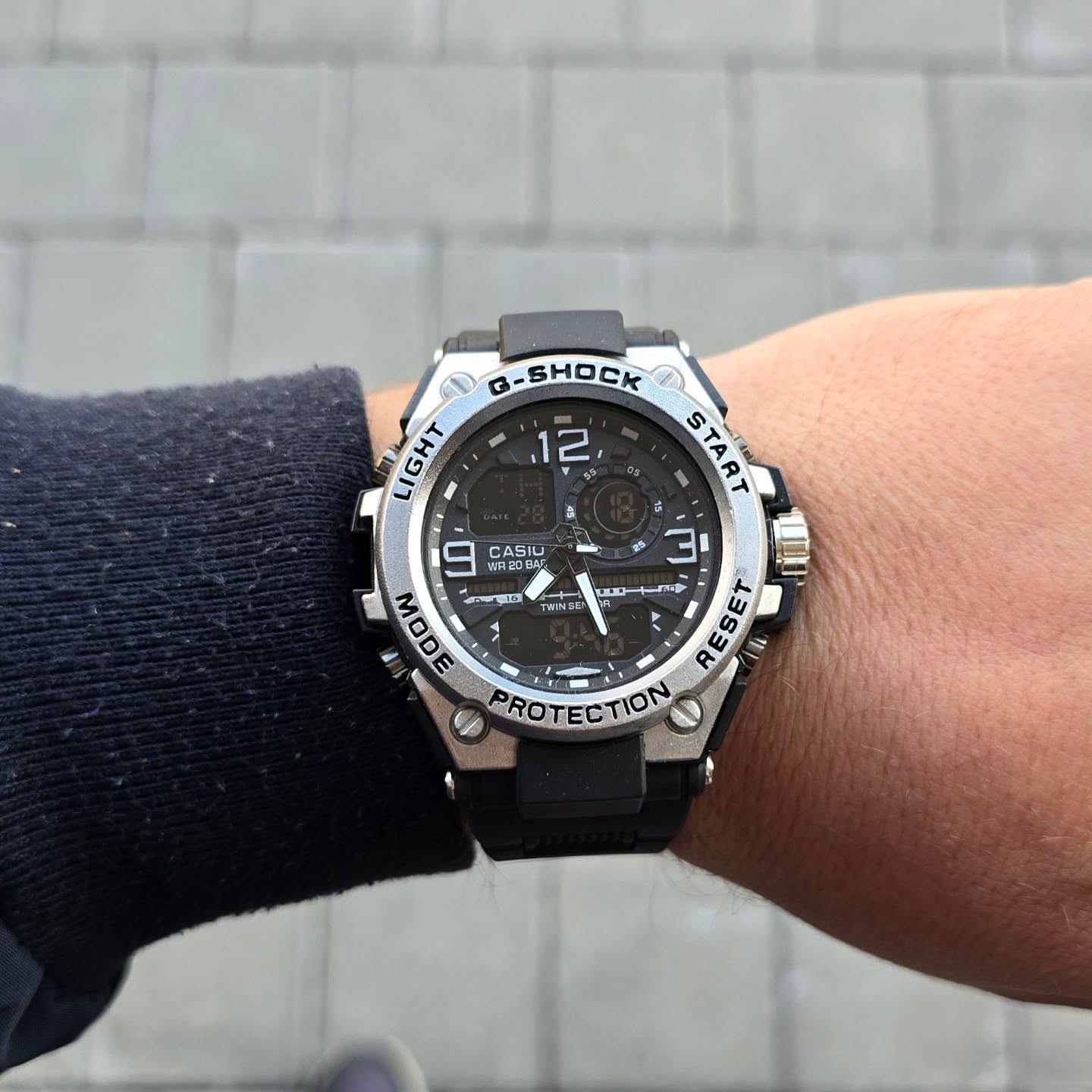 Orë dore Casio G-Shock argjendi dhe e zezë – porosit online ora